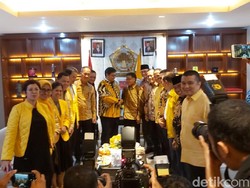 Pelukan Airlangga-Sohibul Usai Bahas Pilkada-Omnibus Law