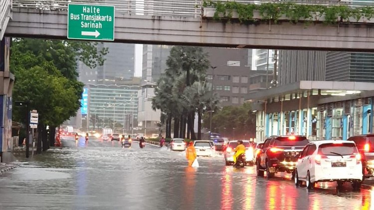 Bunda yang hari ini akan beraktivitas di luar rumah, seperti antar anak sekolah bisa cek kondisi banjir lewat PetaBencana.id.