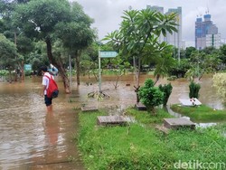 Banjir Rendam TPU Karet Bivak, Rumput dan Tanah Makam Ikut Rusak