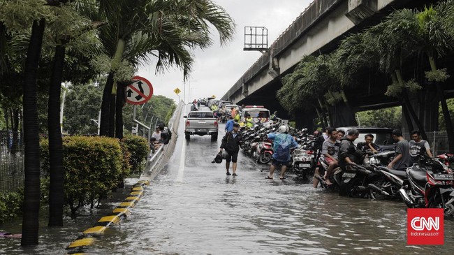 Petugas Suku Dinas Sumber Daya Air telah turun ke lapangan untuk menangani banjir yang terjadi di sejumlah ruas jalan di Ibu Kota.