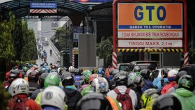 Jalan Jakarta Terendam Banjir, Motor Boleh Masuk Tol