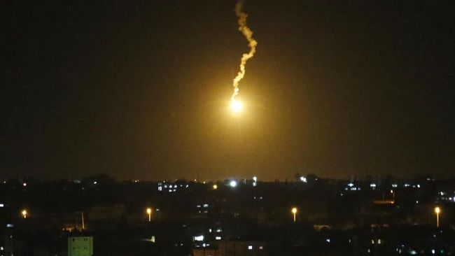 Palestina Tembakkan 100 Roket Lebih untuk Balas Serangan Israel Militan Palestina di Gaza menembakkan ratusan roket ke Israel untuk merespons serangan udara Tel Aviv.