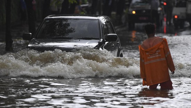 Nurmansyah ingin menggelontorkan anggaran besar-besaran untuk mengatasi banjir Jakarta, sementara Riza Patria ingin memperbanyak RTH.