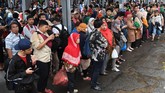 FOTO: Penumpukan Penumpang di Stasiun KRL Akibat Banjir Banjir yang menerjang wilayah DKI Jakarta sejak Selasa (25/2) pagi membuat rangkaian perjalanan KRL Commuterline terganggu.