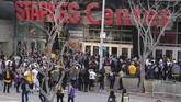 FOTO: Penghormatan Terakhir untuk Kobe Bryant Puluhan bintang NBA dan artis serta ribuan penggemar menggelar penghormatan terakhir untuk mendiang Kobe Bryant di Staples Center.