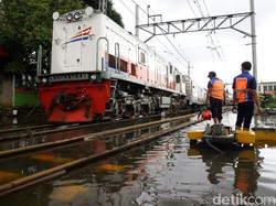 7 KA Relasi Jakarta ke Jateng-Jatim Tertahan di Stasiun Keberangkatan