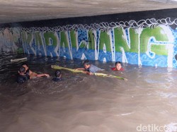 Banjir di Karawang, Underpass Gonggo Jadi Kolam Renang Dadakan