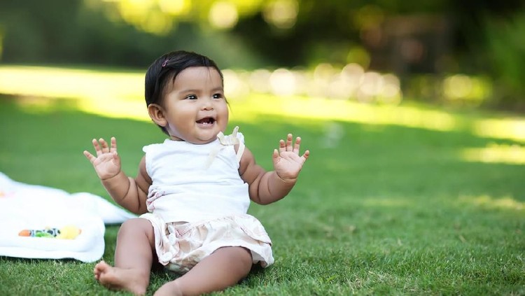 Bunda diprediksi akan melahirkan anak perempuan dalam waktu dekat? Cek 20 inspirasi nama bayi perempuan bermakna hijau berikut ini yuk!