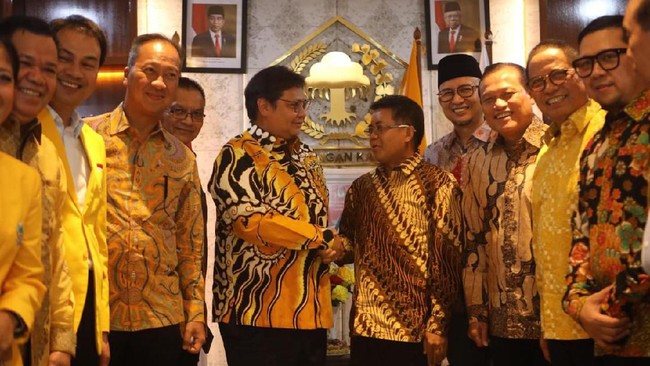 Presiden PKS bersilaturahmi dengan Ketua Umum Golkar Airlangga Hartarto di DPP Golkar. Mereka membahas situasi politik menjelang Pilkada 2020.