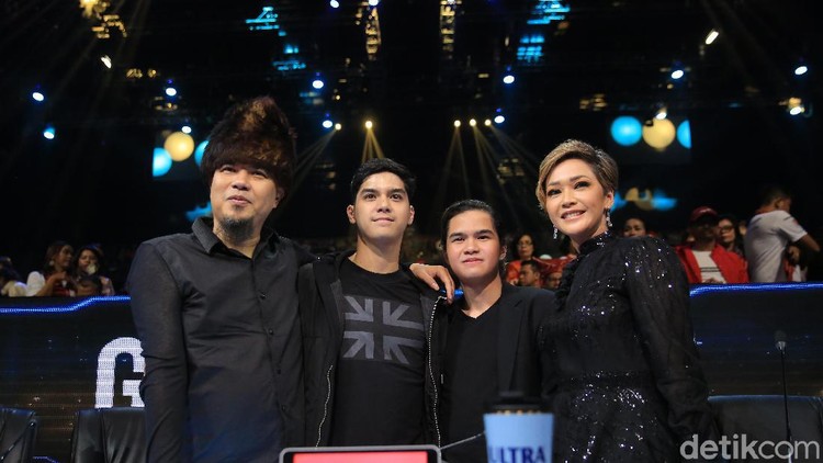Momen pertemuan Ahmad Dhani dengan Maia Estianty, hingga karakter rumah minimalis modern, jadi berita terpopuler HaiBunda hari ini.