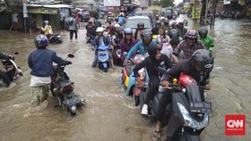 Banjir Tangerang Rendam Permukiman Warga, Jalan Gatsu-Jatiuwung Macet
