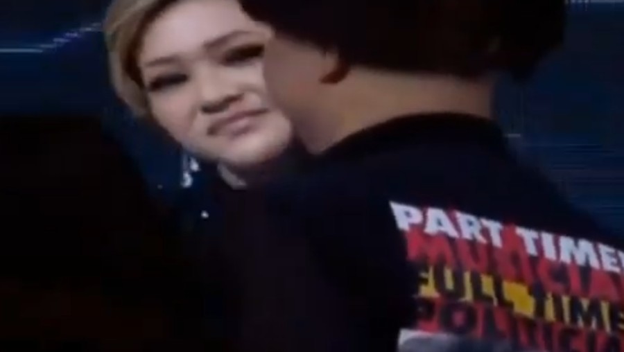 Maia Estianty dan Ahmad Dhani kembali bersatu alam sebuah acara ajang pencarian bakat. Pada saat itu ada gombalan-gombalan yang dilontarkan Dhani pada Maia.