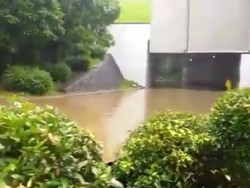 Underpass Tol Cawang Banjir, Tak Bisa Dilalui Semua Kendaraan