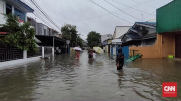 Banjir Kota Bekasi Akibat Luapan Kali di Perumahan Warga BPBD Kota Bekasi menurunkan sekitar 60 orang satgas di sejumlah titik termasuk tiga perahu di daerah Pondok Gede untuk mengevakuasi warga yang dilanda banjir.
