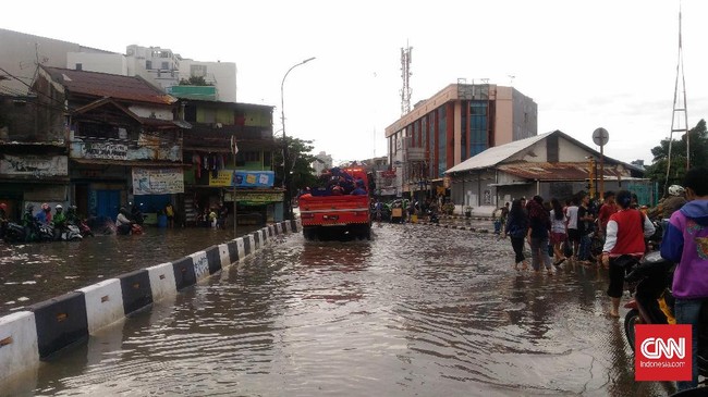 Hujan deras pada Minggu (4/10) malam, mengakibatkan 56 RT dan 10 ruas jalan terendam banjir dengan ketinggian hingga 150 cm.