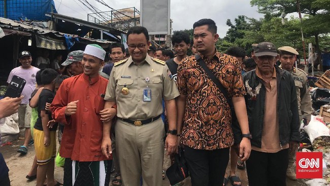 Survei tiga lembaga menemukan Anies Baswedan mengalahkan kepala daerah lain yang berpeluang jadi kandidat Pilpres 2024, namun ada banjir yang bisa menjegal.