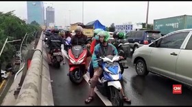 VIDEO: Banjir Jakarta, Motor Masuk Tol
