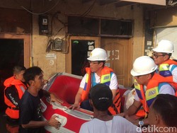 Saat Bos PLN Inspeksi Listrik Daerah Banjir Jakarta Naik Perahu