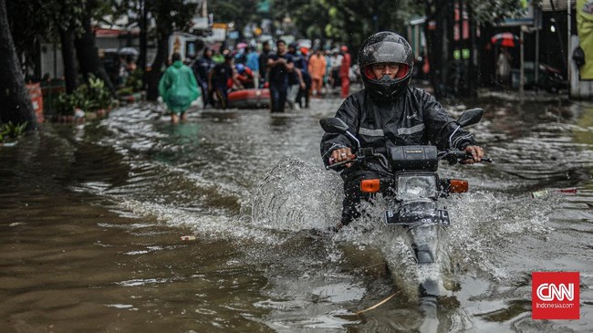 Cara berkendara sepeda motor tidak bisa disamakan antara jalan kering dan basah, bahkan banjir.