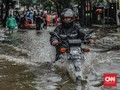 Cara Aman Pemotor Terjang Banjir untuk Hindari Maut