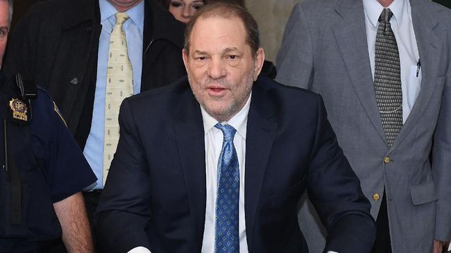 Harvey Weinstein mengaku tidak bersalah atas 11 tuduhan pemerkosaan dan pelecehan seksual di Los Angeles.