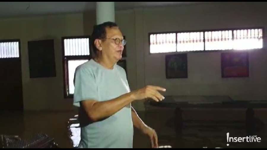 Roy Marten mengaku tak mau pindah dari rumahnya meski kerap terendam banjir.