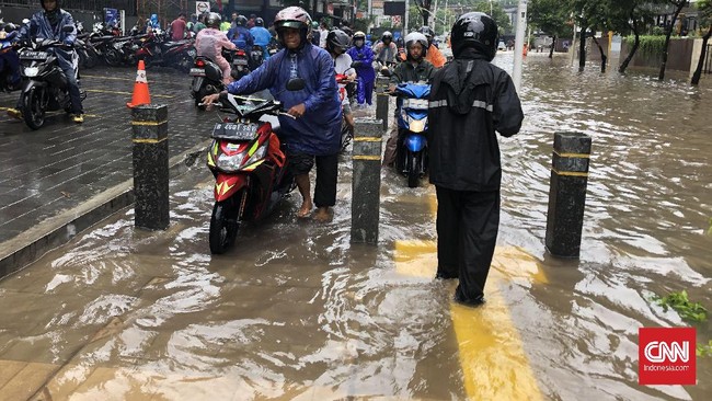 Banjir menggenangi Jalan Kemang Raya, mobil tak bisa melintas sementara motor diminta lewati trotoar.
