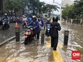 Banjir Tutup Jalan Kemang Raya, Motor Lewat Trotoar