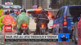 VIDEO: Banjir, Arus Lalu Lintas Tendean-Blok M Tersendat