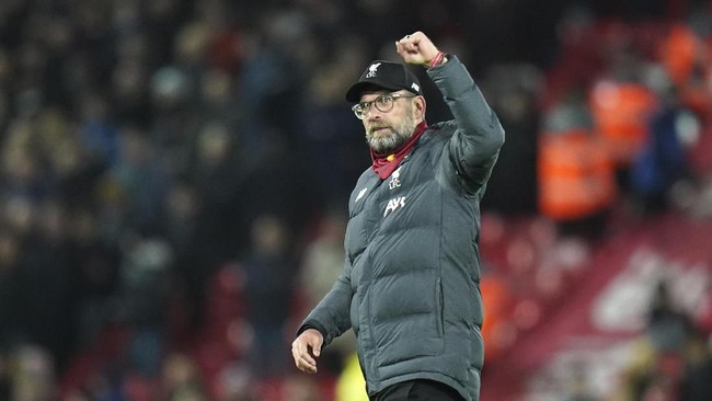Liverpool manager Jürgen Klopp waves to the crowd following his team's 3-2 win in the English Premier League soccer match between Liverpool and West Ham at Anfield Stadium in Liverpool, England, Monday, Feb. 24, 2020. (AP Photo/Jon Super)
