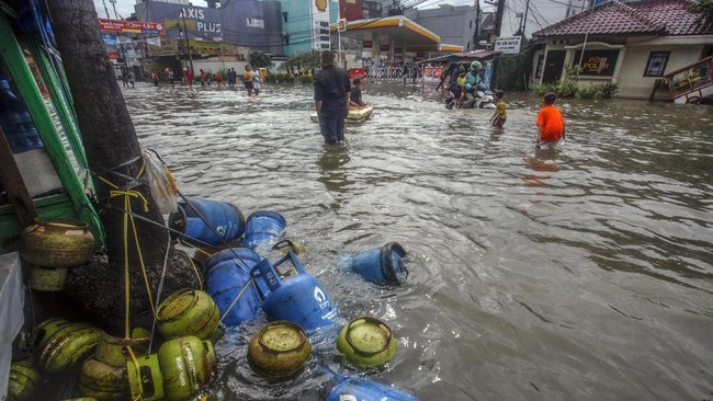 Puting beliung dan banjir terjadi di sejumlah titik di Kota Bekasi, pada Minggu (7/2), akibat hujan deras yang turun sejak Sabtu (6/2).