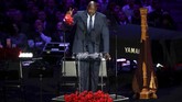 FOTO: Penghormatan Terakhir untuk Kobe Bryant Puluhan bintang NBA dan artis serta ribuan penggemar menggelar penghormatan terakhir untuk mendiang Kobe Bryant di Staples Center.