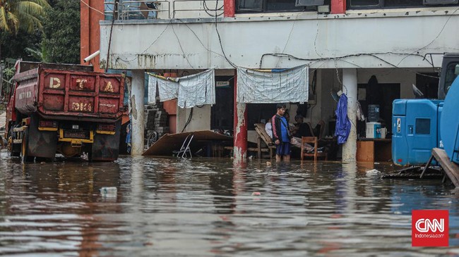 Lima keluarga yang tinggal satu rumah di Cipayung, Jaktim, terdampak banjir. Mereka hanya mendapat bantuan dua bungkus mi instan dan sereal.