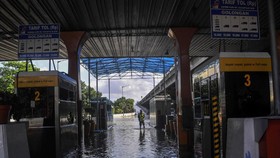 Banjir Kolong Tol Cawang Mulai Surut, Mobil Bisa Melintas