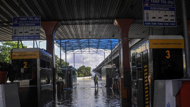 Arus lalu lintas di Cawang, Jakarta Timur sudah dibuka setelah sempat ditutup Jumat (19/2) pagi imbas banjir 60-70 cm yang merendam sejumlah jalan.