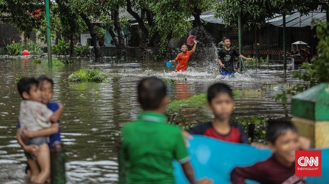 Empat remaja melompat ke kali dan hanyut terbawa arus usai banjir menerjang Komplek Maharta, Pondok Aren, Tangerang Selatan. Dua orang belum ditemukan.