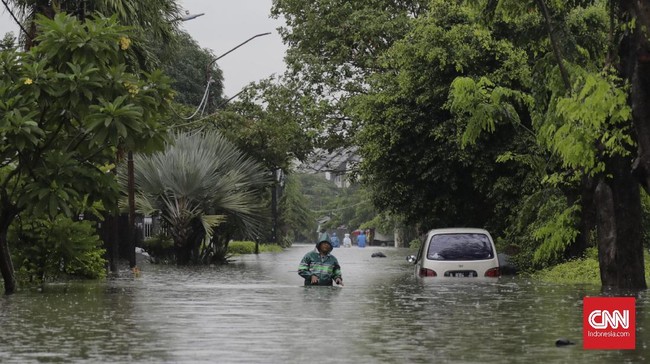 Banjir merendam parkiran Lotte Mart Kelapa Gading di Jakarta, Selasa (25/2). CNN Indonesia/Adhi Wicaksono