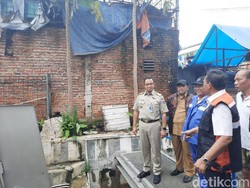 Dari Manggarai, Gubernur Anies Baswedan Cek Pintu Air Karet