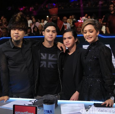 3 Gombalan Ahmad Dhani Pada Maia Estianty di Atas Panggung