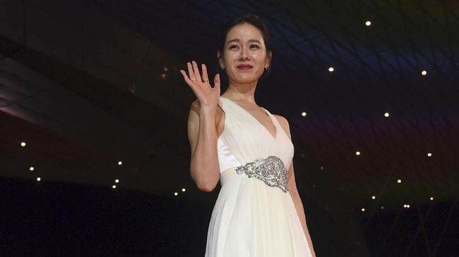 Son Ye-jin, pemeran Crash Landing on You membongkar rangkaian perawatan kulitnya untuk mendapatkan wajah yang bersinar dan sehat.