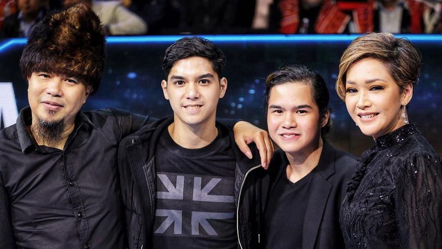 Maia Estianty dan Ahmad Dhani kembali bersatu di atas panggung, tak disangka ayah Al, El, dan Dul itu memanggilnya sayang.