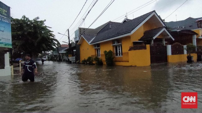Sejumlah warga Bekasi mengurungkan niatnya untuk berangkat kerja ke Jakarta akibat banjir yang melumpuhkan sejumlah jalur lalu lintas.