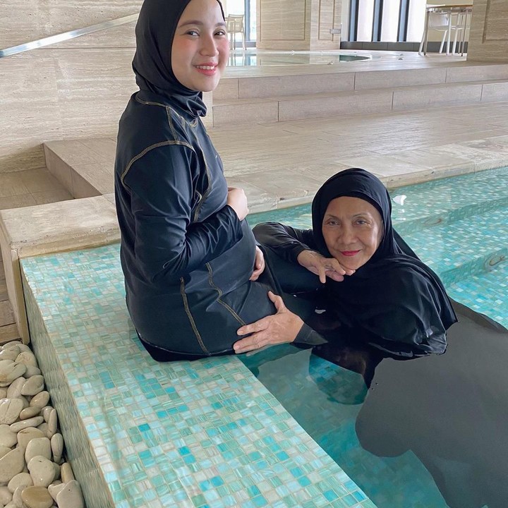 <p>Walaupun sedang hamil, Chacha tetap rutin olahraga, salah satunya berenang. (Foto: Instagram @chafrederica)</p>
