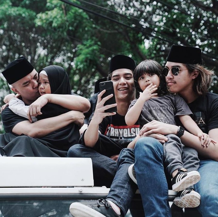 <p>Dhani kemudian menikahi Mulan Jameela pada 2009. Mereka dikaruniai dua anak, Safeea dan Muhammad Ali, yang sangat dekat dengan Al, El dan Dul. [Foto: Instagram @alghazali7]</p>