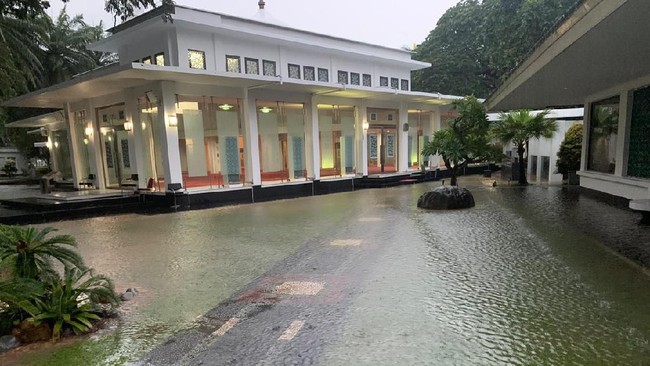 Sekretaris Kabinet Pramono Anung menyampaikan Kompleks Istana Kepresidenan, Jakarta, sempat banjir. Kini genangan air telah surut.