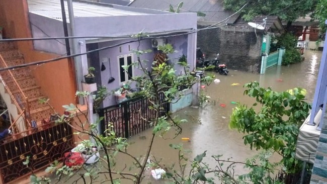 Netizen mencuitkan laporan banjir yang menggenangi sejumlah wilayah dan meminta Gubernur DKI melakukan tindakan untuk mengatasinya.