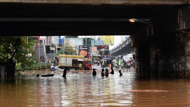 Polisi sempat mengalihkan arus lalu lintas di wilayah Cawang, Jakarta Timur, imbas banjir yang merendam kolong Tol Cawang.