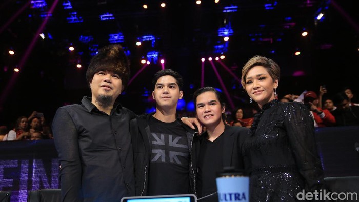 Maia Estianty dan Ahmad Dhani Sepanggung di Indonesian Idol