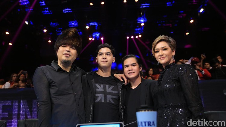 Maia Estianty dan Ahmad Dhani Sepanggung di Indonesian Idol