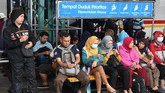 FOTO: Penumpukan Penumpang di Stasiun KRL Akibat Banjir Banjir yang menerjang wilayah DKI Jakarta sejak Selasa (25/2) pagi membuat rangkaian perjalanan KRL Commuterline terganggu.
